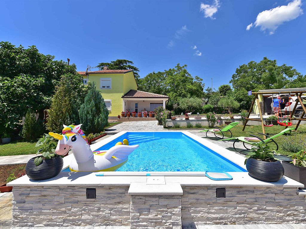 Villa mit Außenpool und Spielplatz