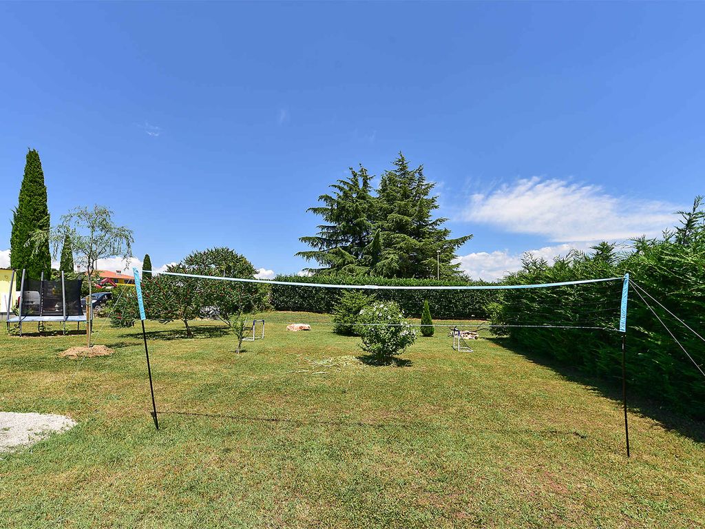 Villa mit Außenpool und Spielplatz