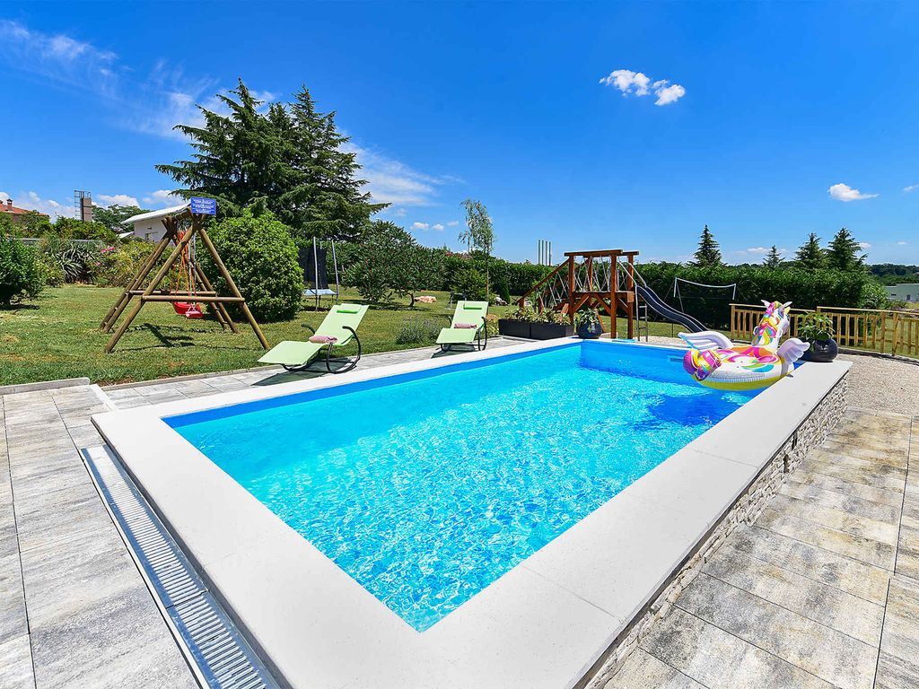 Villa mit Außenpool und Spielplatz