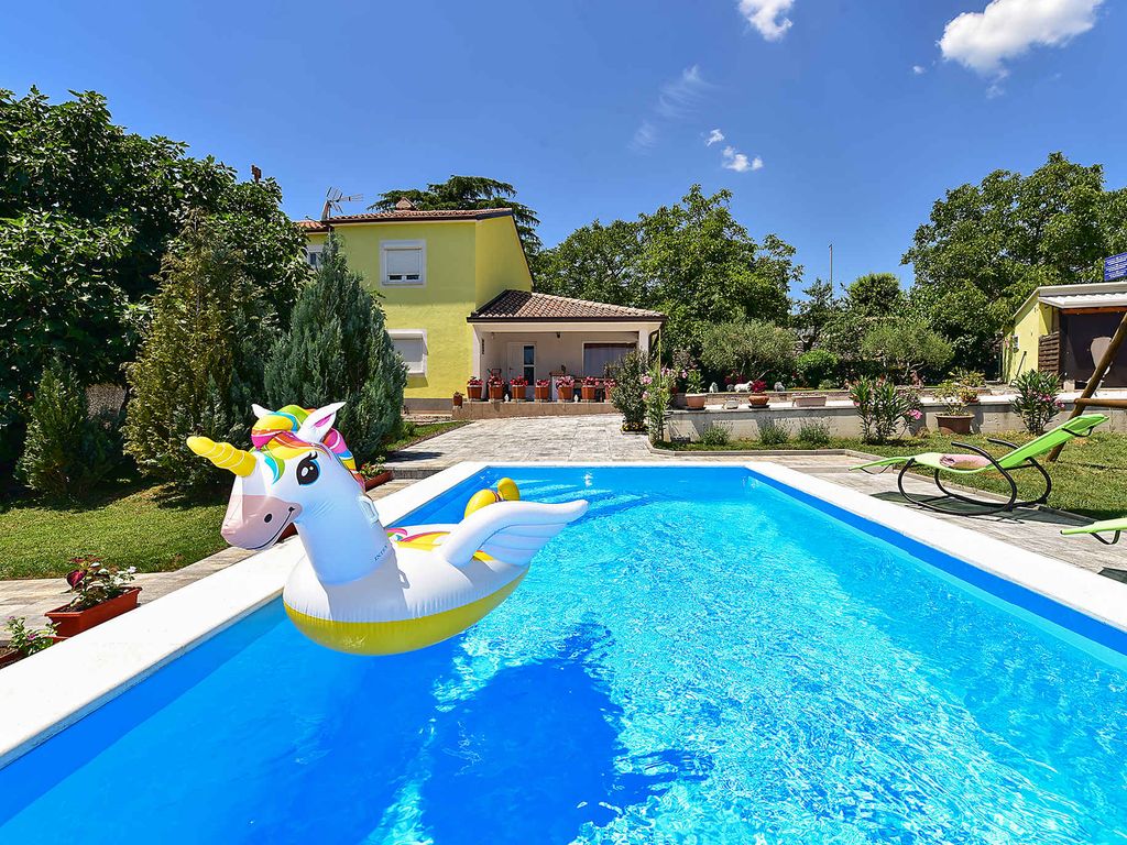 Villa mit Außenpool und Spielplatz