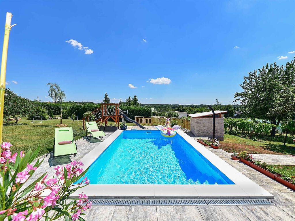 Villa mit Außenpool und Spielplatz