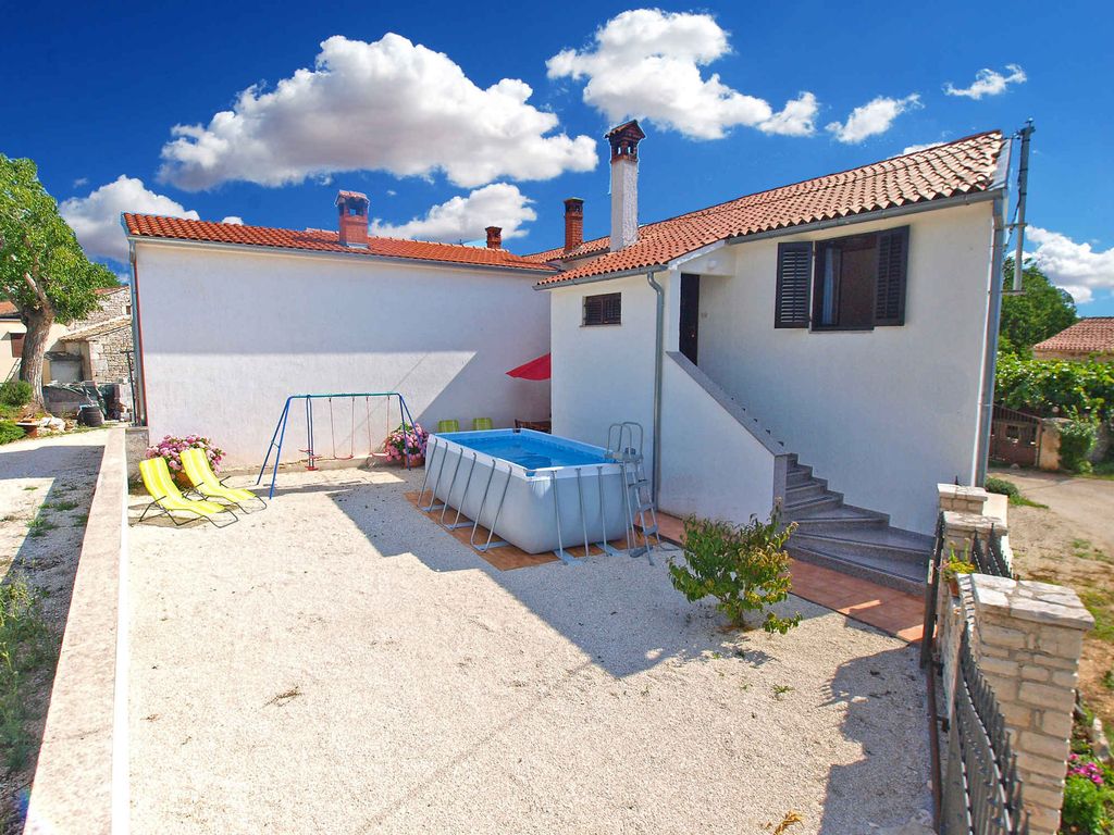 Ferienhaus mit Pool und Klimaanlage