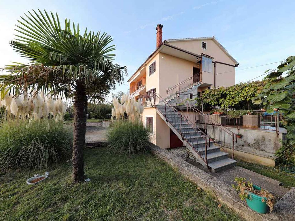 Ferienwohnung mit Terrasse und Whirlpool im Garten