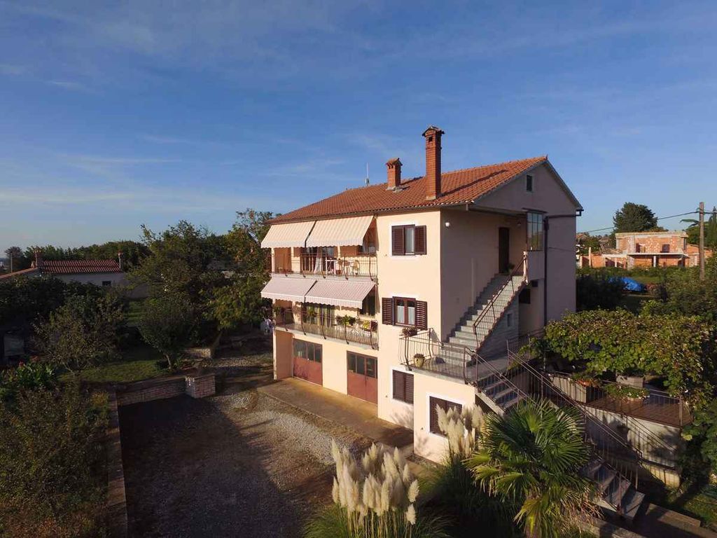 Ferienwohnung mit Terrasse und Whirlpool im Garten