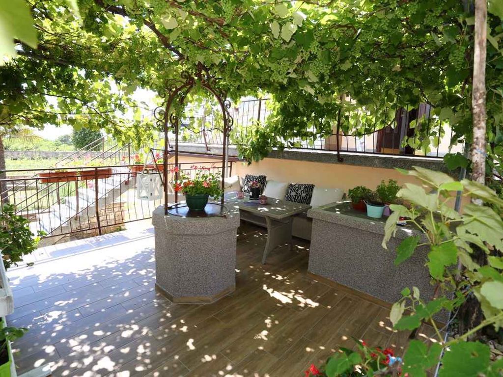 Ferienwohnung mit Terrasse und Whirlpool im Garten