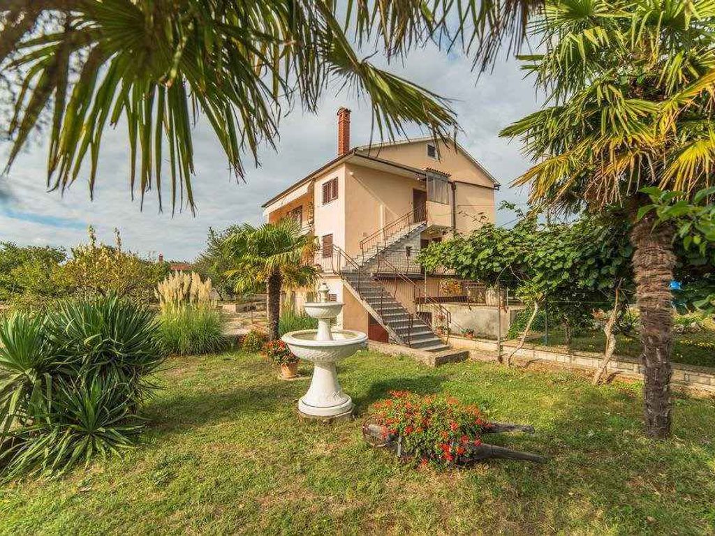 Ferienwohnung mit Terrasse und Whirlpool im Garten