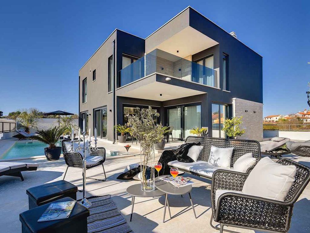 Villa mit beheiztem Pool, Jacuzzi und Sauna