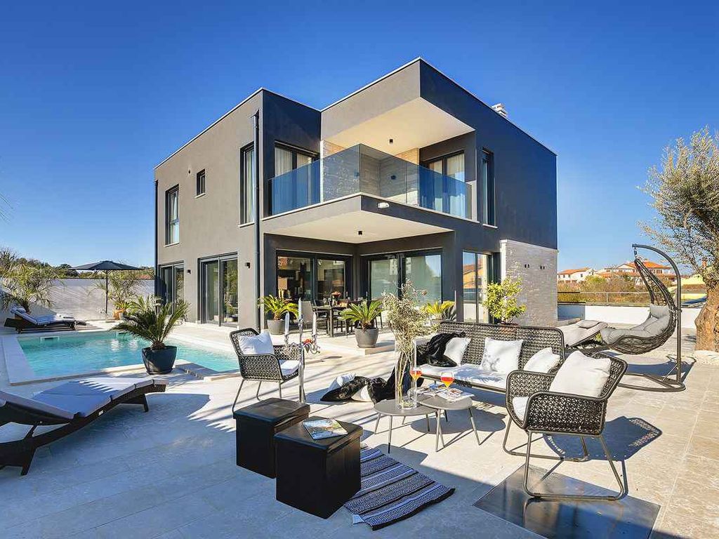 Villa mit beheiztem Pool, Jacuzzi und Sauna