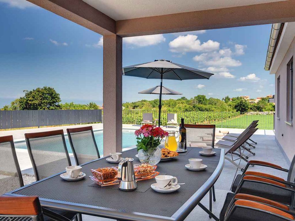 Villa mit Pool für 6 Personen