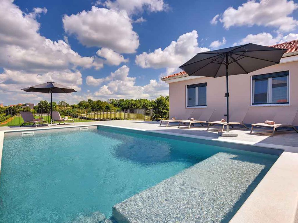 Villa mit Pool für 6 Personen