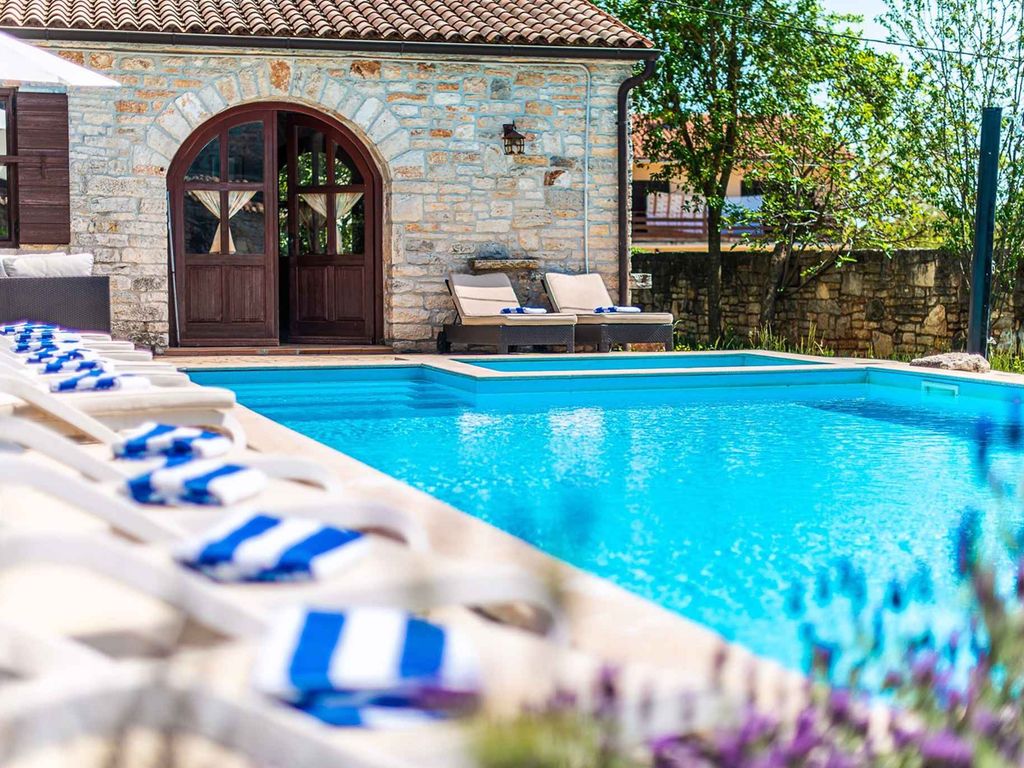Villa mit Außenpool, Sauna und Grill