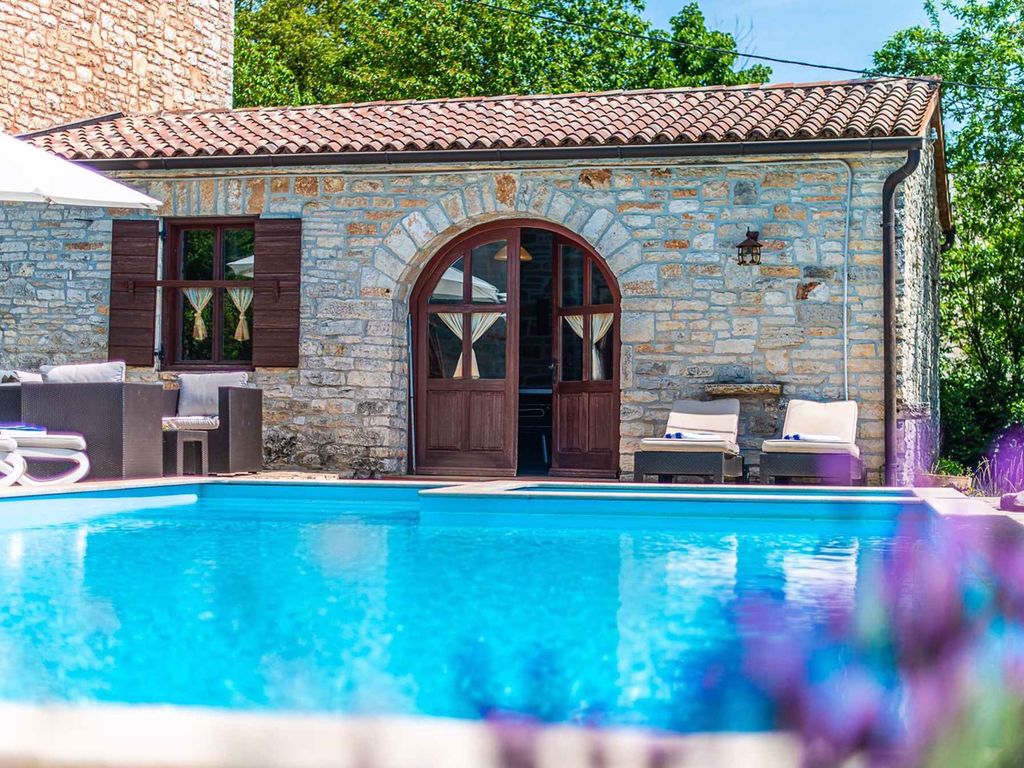 Villa mit Außenpool, Sauna und Grill