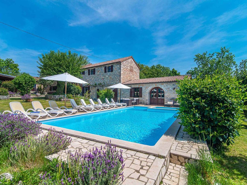 Villa mit Außenpool, Sauna und Grill