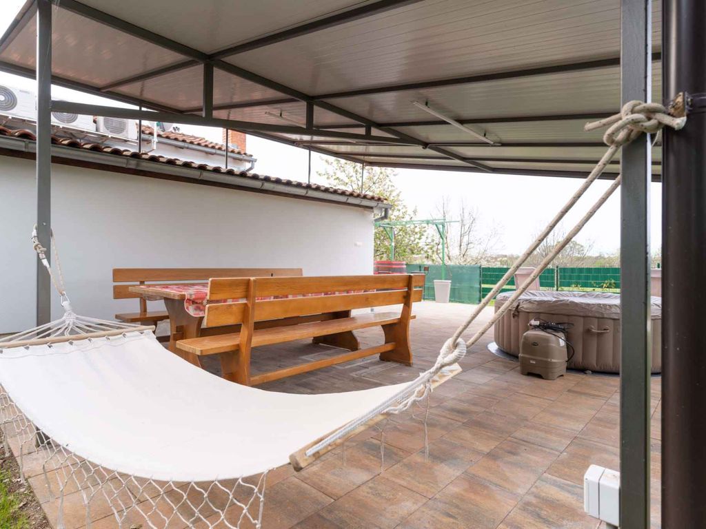 Ferienhaus mit Terrasse und Whirlpool