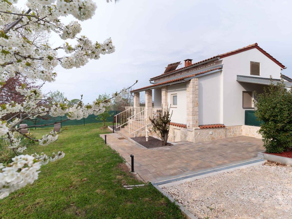 Ferienhaus mit Terrasse und Whirlpool