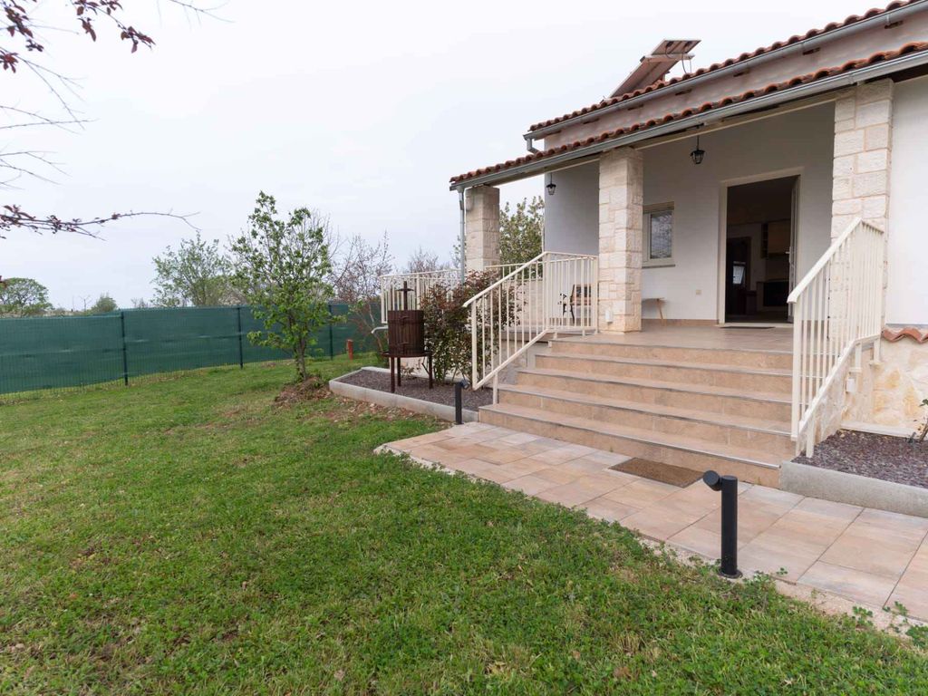 Ferienhaus mit Terrasse und Whirlpool