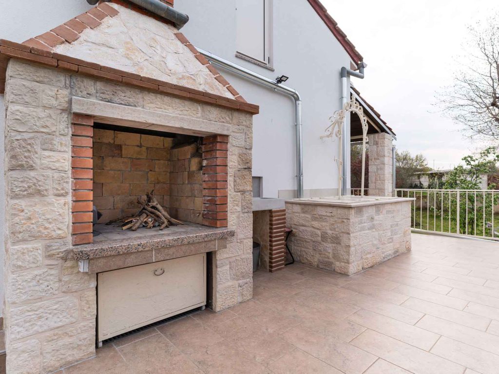 Ferienhaus mit Terrasse und Whirlpool