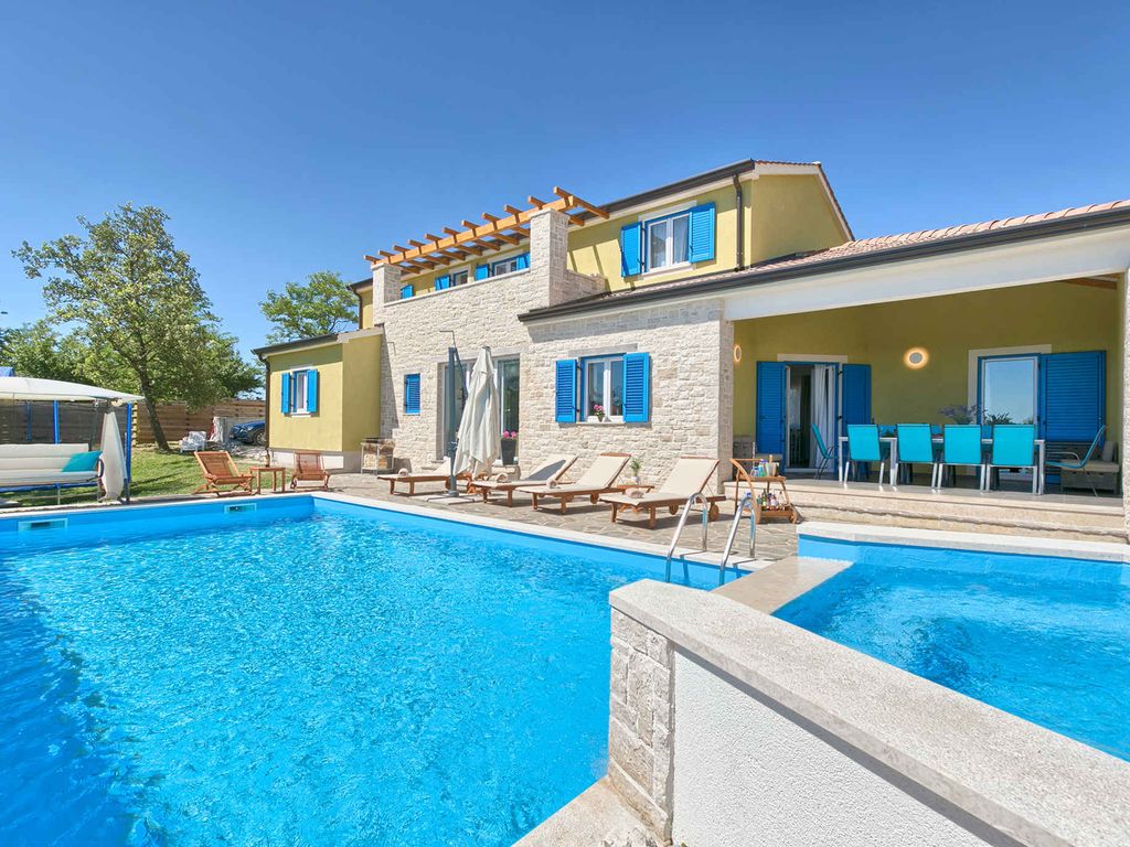Villa mit Swimmingpool, Sauna und Kinderspielplatz