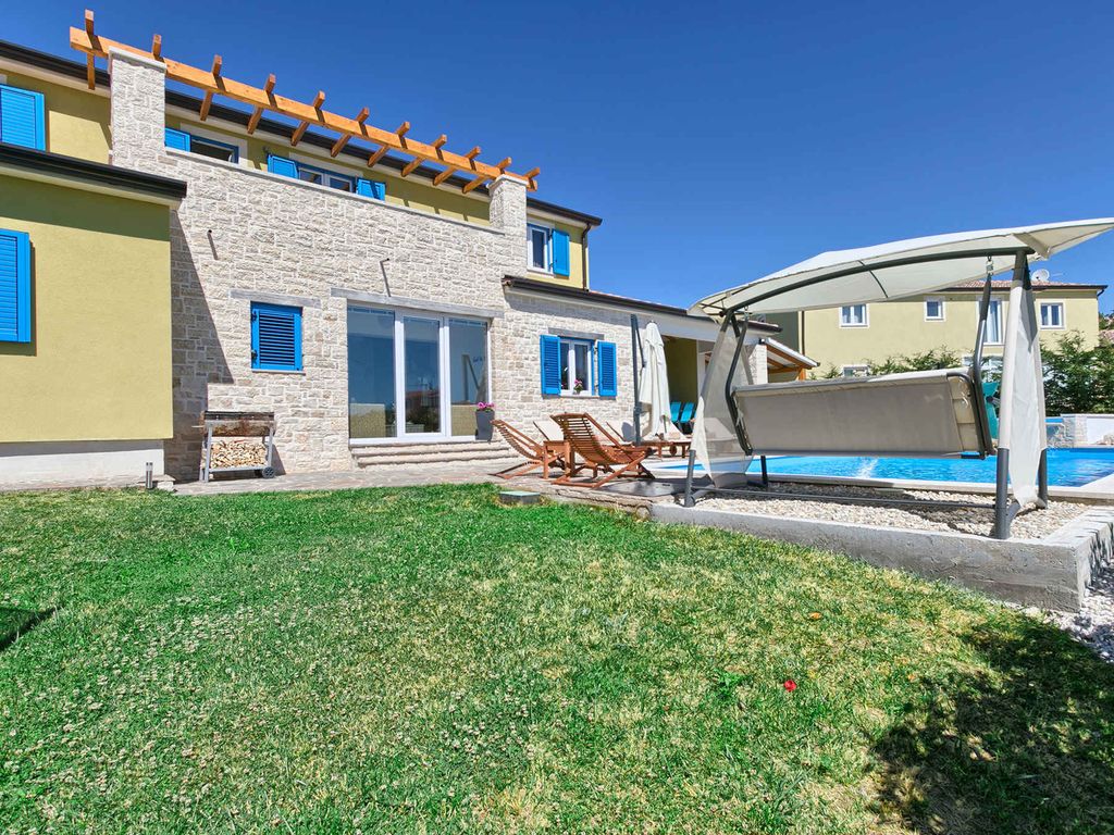 Villa mit Swimmingpool, Sauna und Kinderspielplatz
