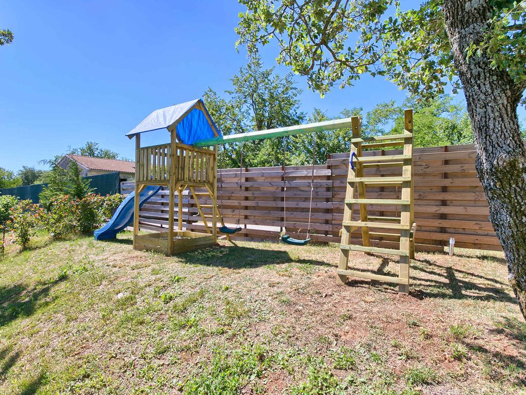 Villa mit Swimmingpool, Sauna und Kinderspielplatz