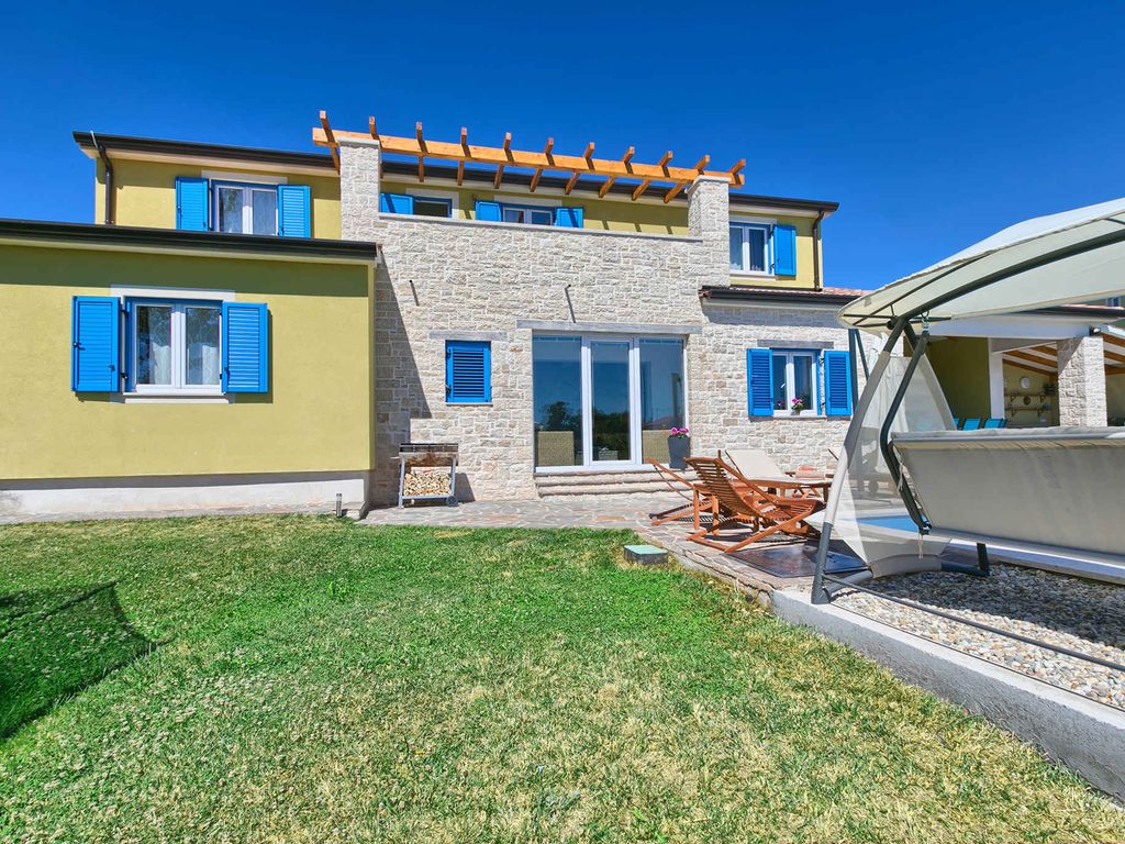 Villa mit Swimmingpool, Sauna und Kinderspielplatz