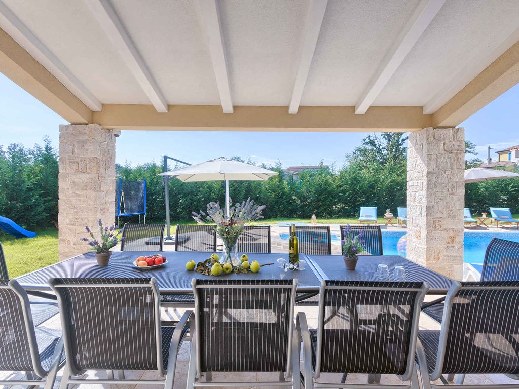 Villa mit Swimmingpool, Sauna und Spielplatz