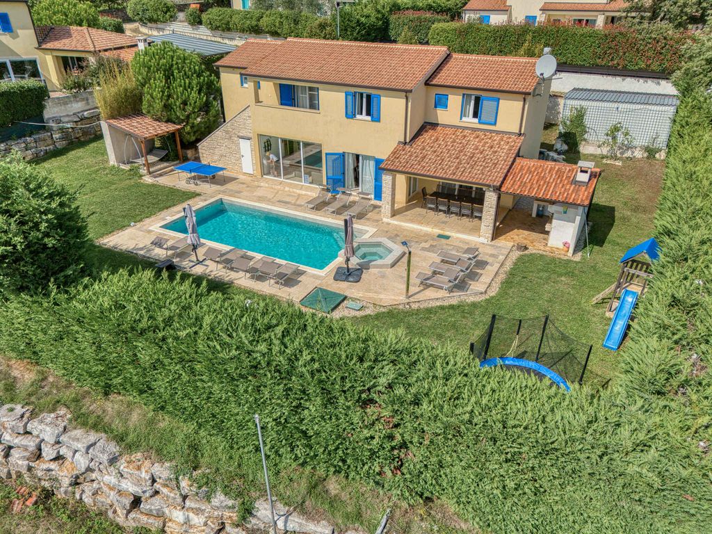 Villa mit Swimmingpool, Sauna und Spielplatz