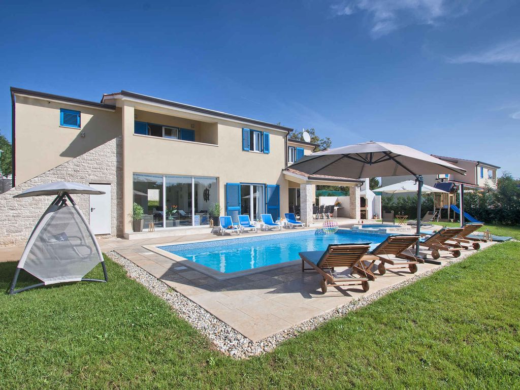 Villa mit Swimmingpool, Sauna und Spielplatz