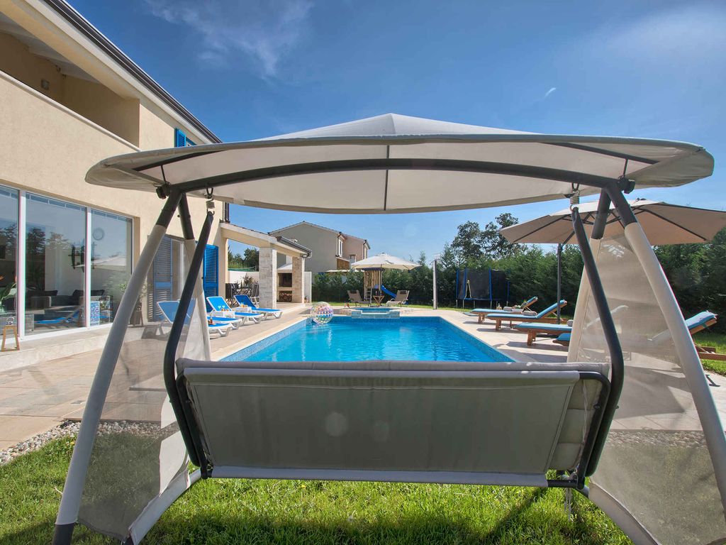 Villa mit Swimmingpool, Sauna und Spielplatz