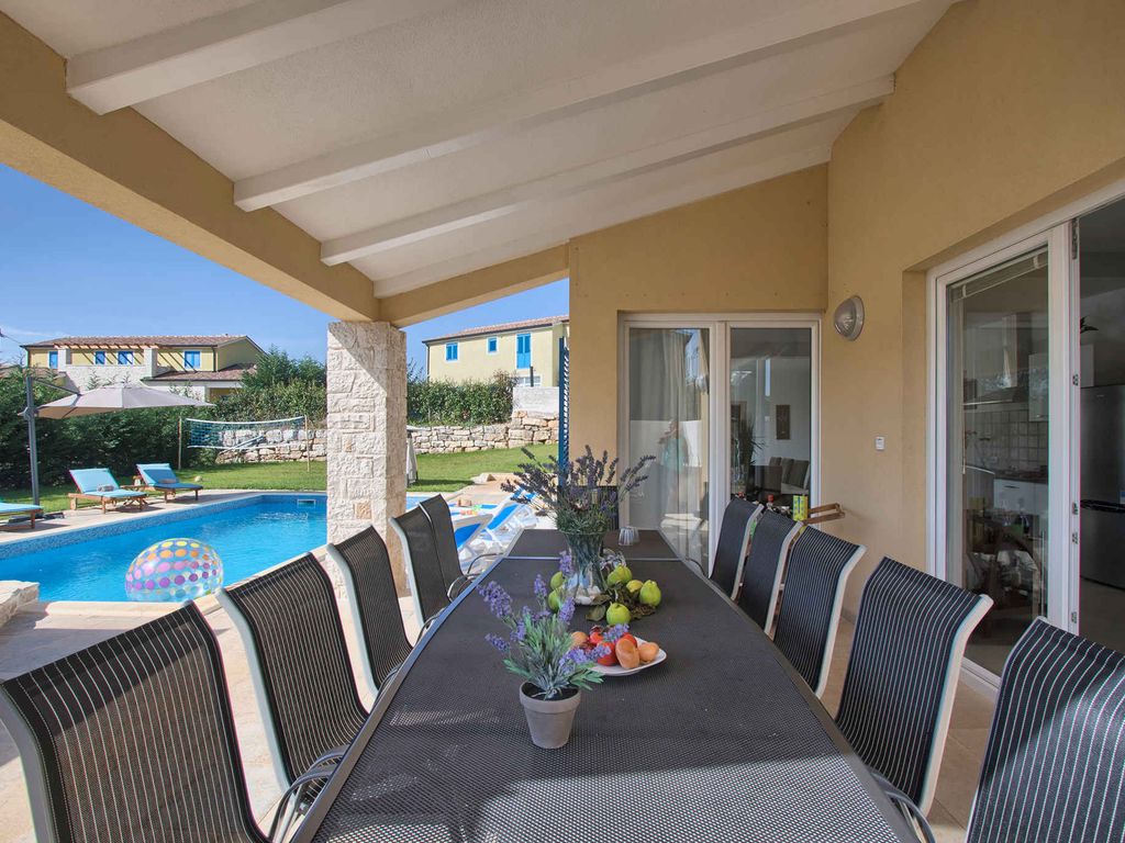 Villa mit Swimmingpool, Sauna und Spielplatz