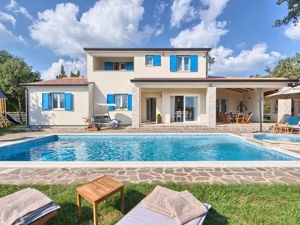 Villa mit Swimmingpool, Sauna und Spielplatz