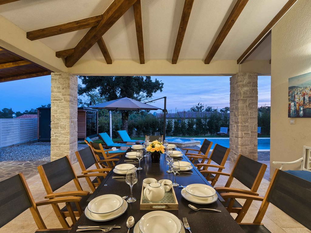 Villa mit Swimmingpool, Sauna und Spielplatz