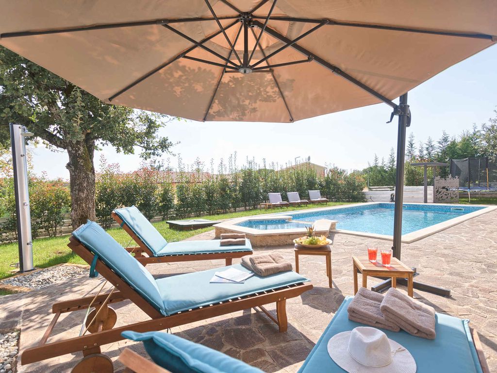 Villa mit Swimmingpool, Sauna und Spielplatz