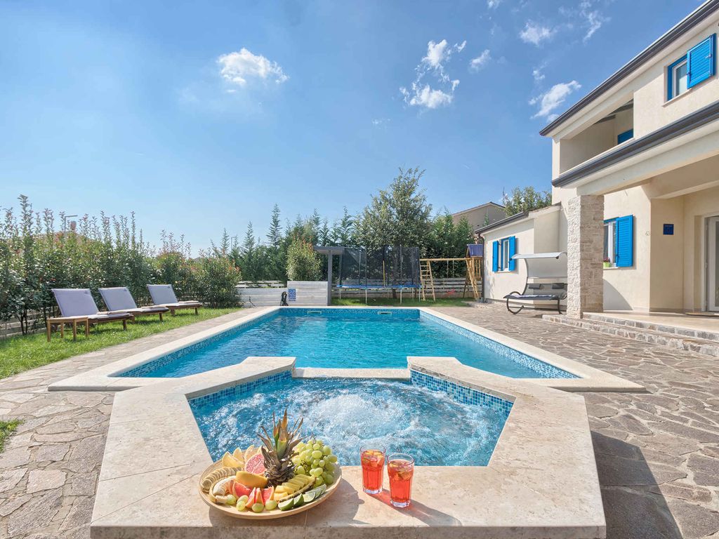 Villa mit Swimmingpool, Sauna und Spielplatz