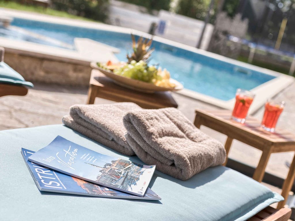 Villa mit Swimmingpool, Sauna und Spielplatz