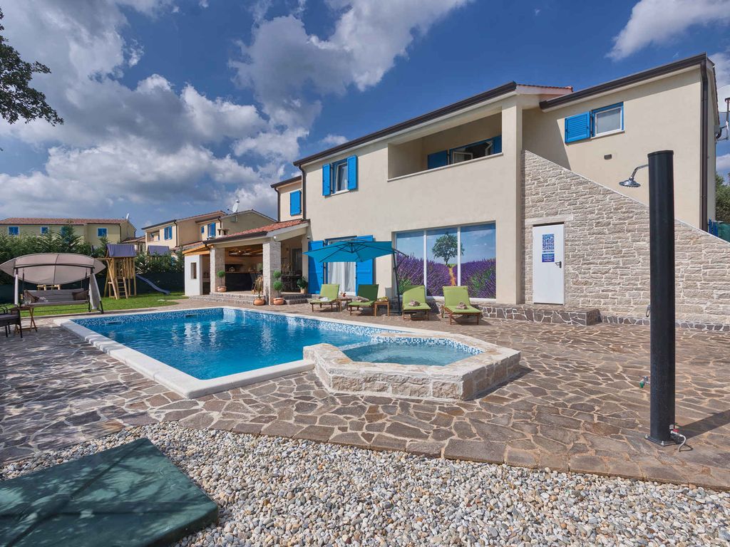 Villa mit Pool für 11 Personen