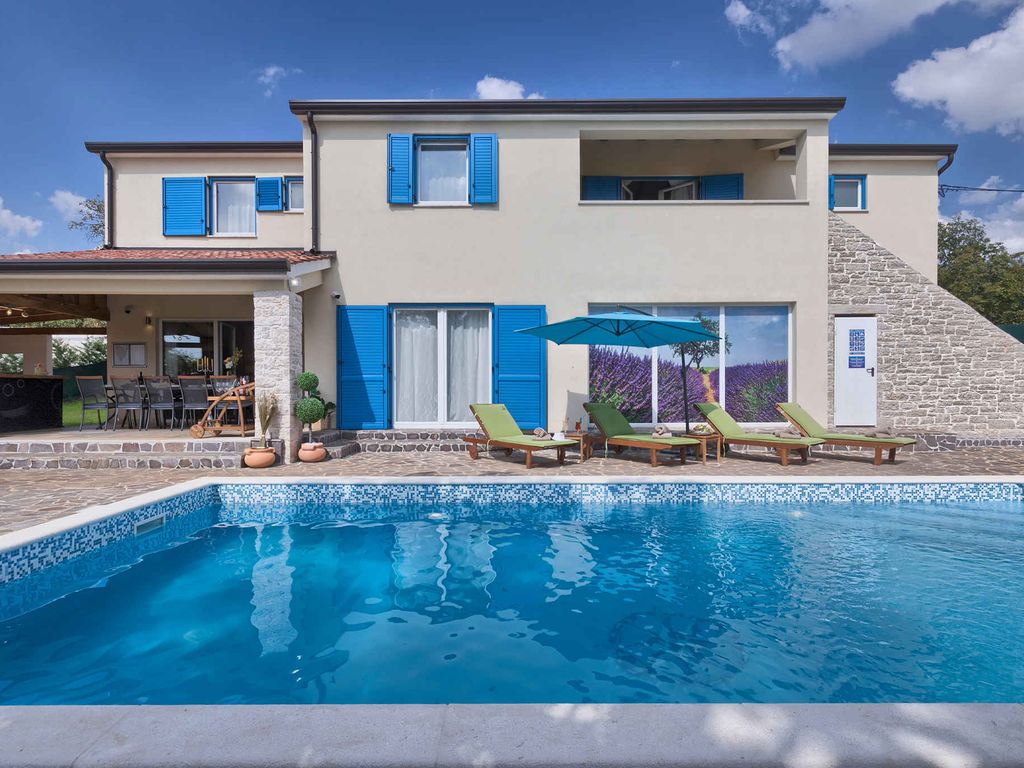 Villa mit Pool für 11 Personen