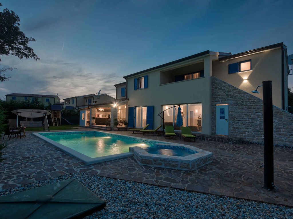 Villa mit Pool für 11 Personen