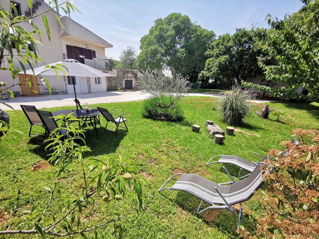 Ferienwohnung mit großem Garten und Grillmöglichkeit