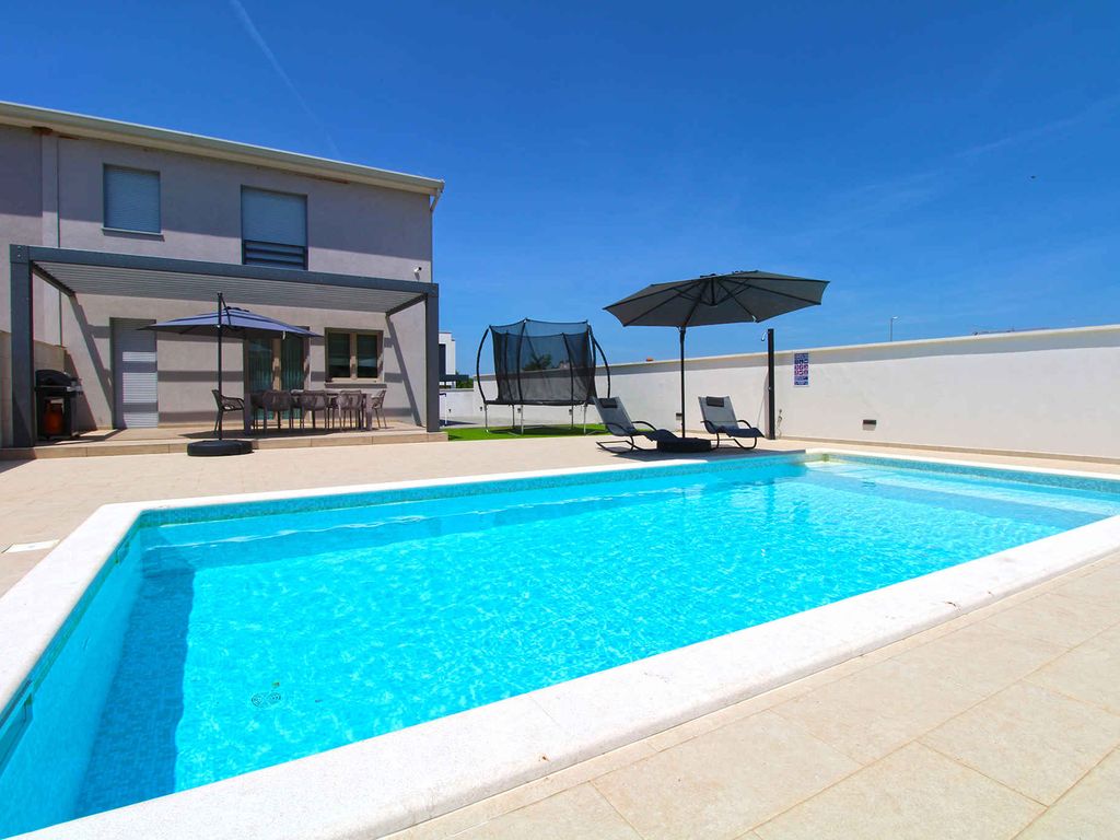 Villa stilvoll eingerichtet mit Swimmingpool
