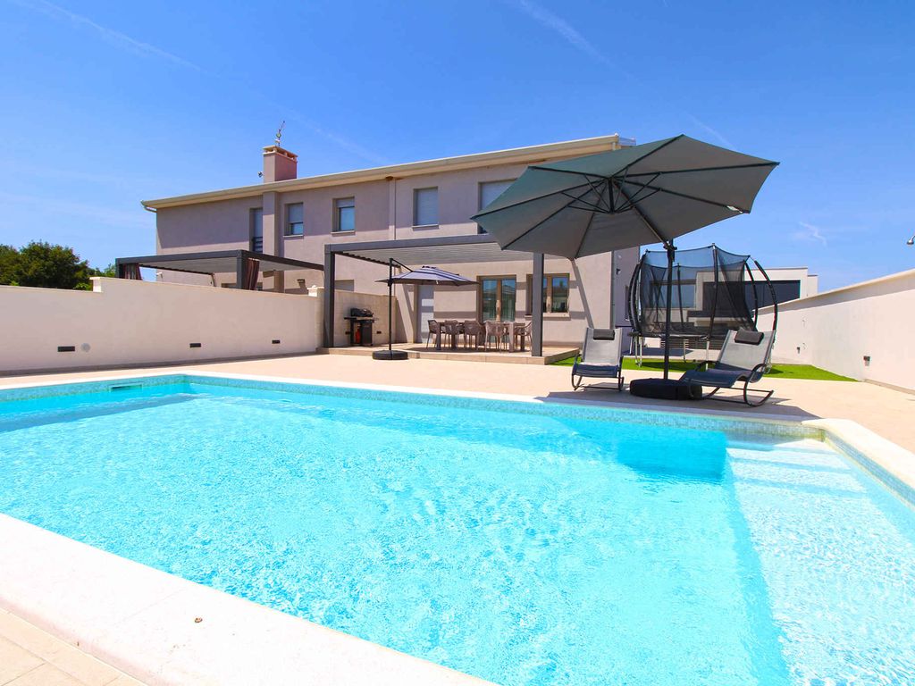 Villa stilvoll eingerichtet mit Swimmingpool