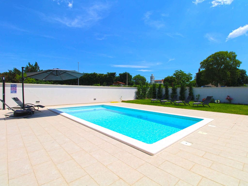 Villa stilvoll eingerichtet mit Swimmingpool