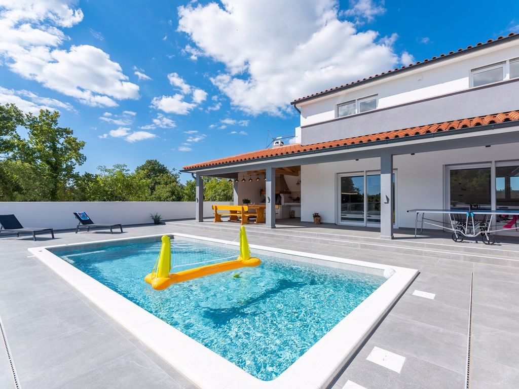 Villa mit Swimmingpool und Kinderspielplatz