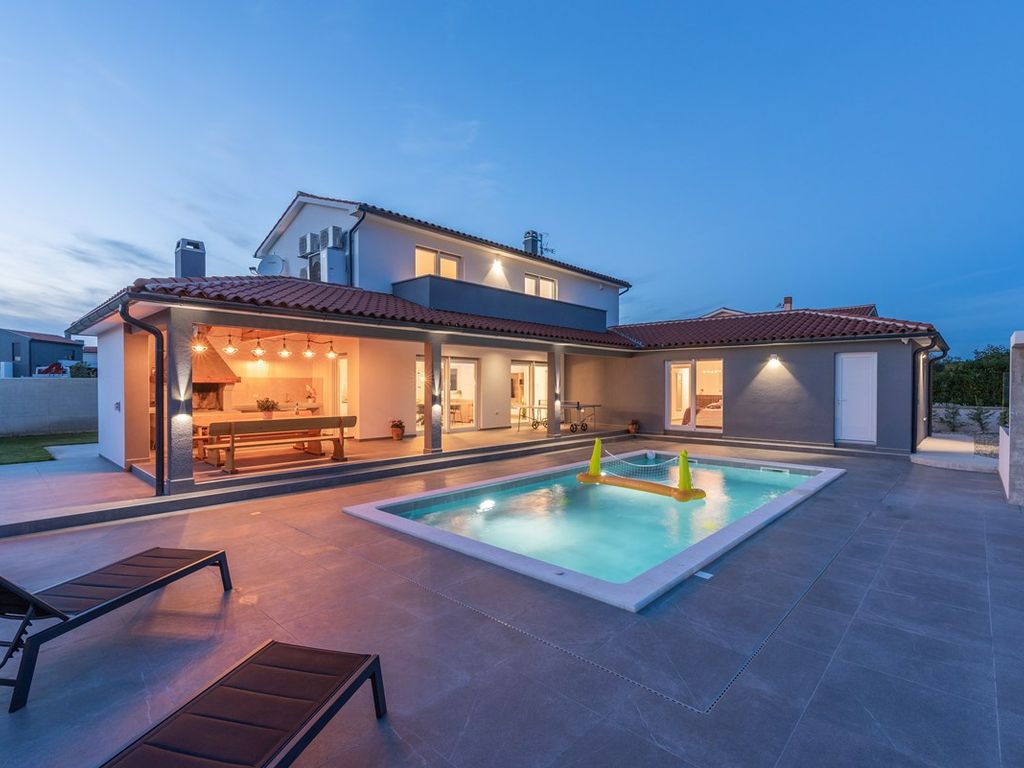 Villa mit Swimmingpool und Kinderspielplatz