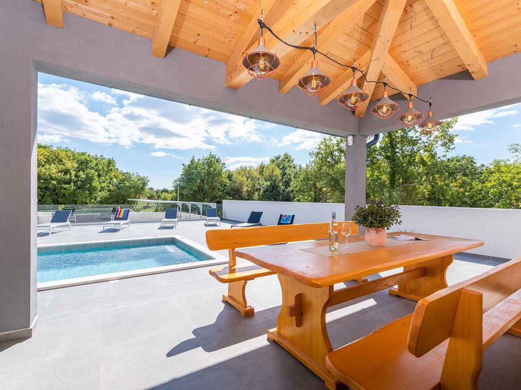 Villa mit Swimmingpool und Kinderspielplatz