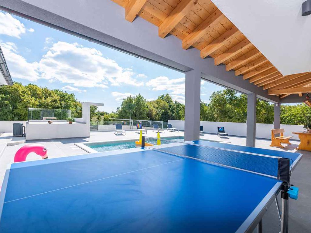 Villa mit Swimmingpool und Kinderspielplatz