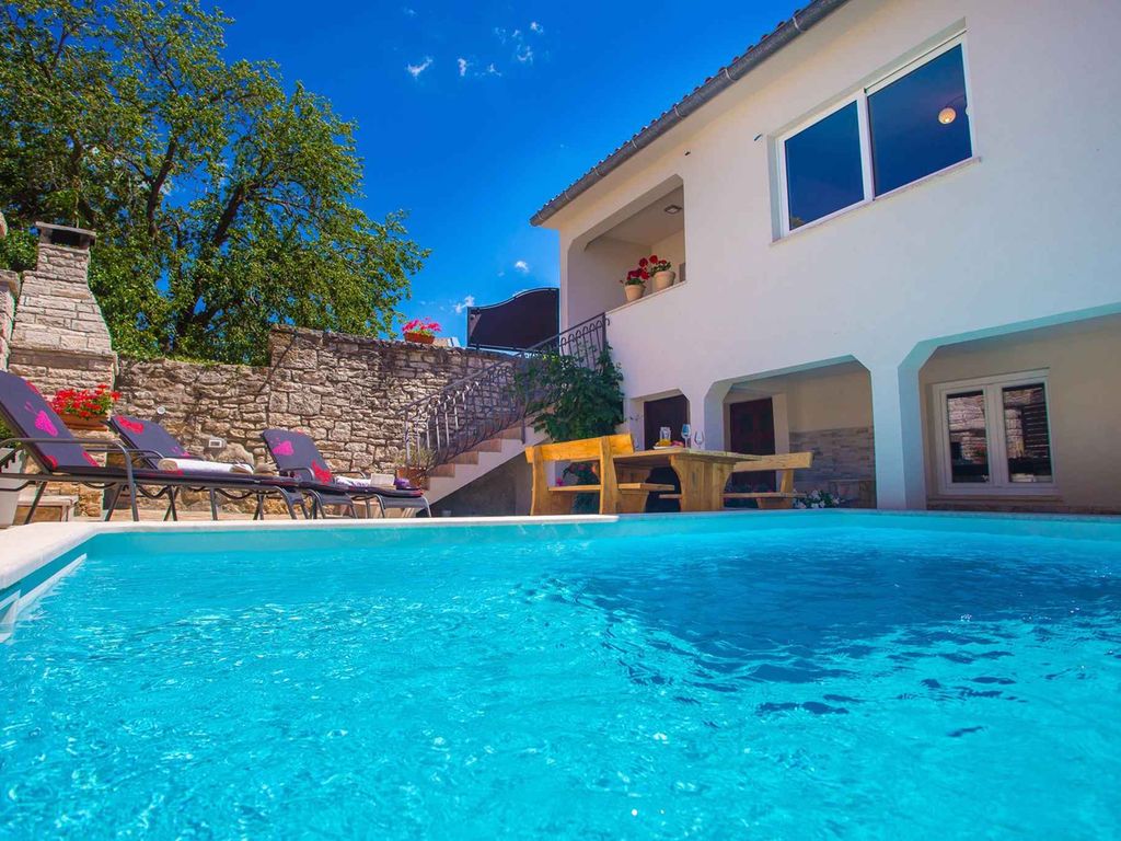 Ferienhaus mit Pool und umzäuntem Garten