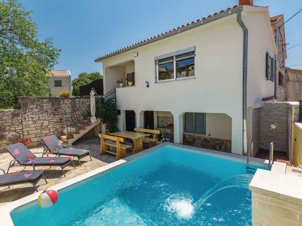 Ferienhaus mit Pool und umzäuntem Garten