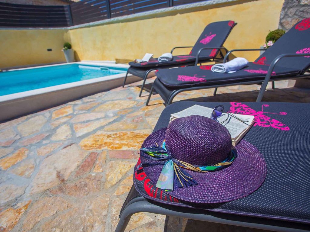 Ferienhaus mit Pool und umzäuntem Garten