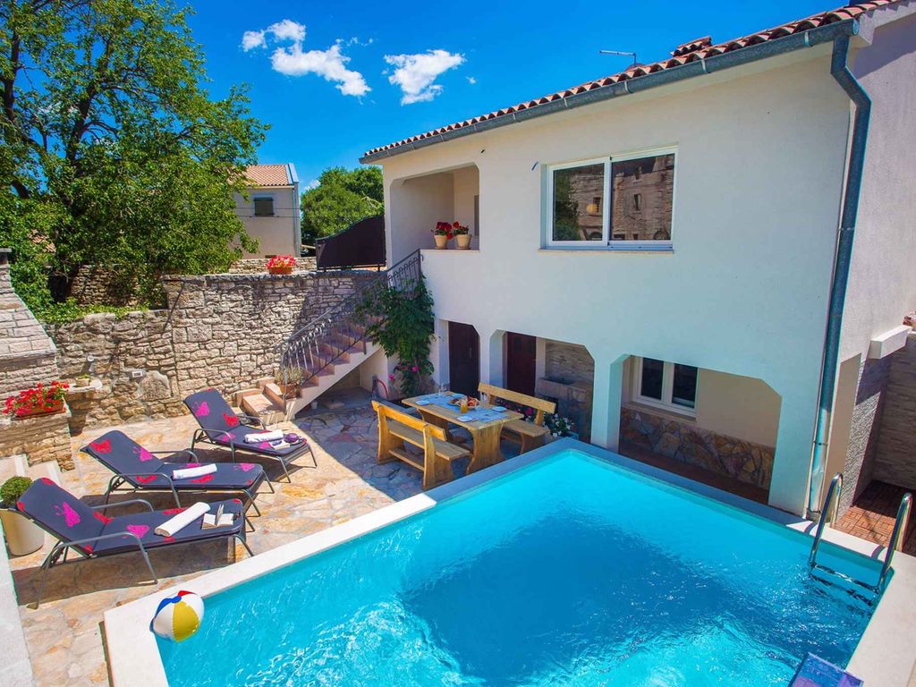 Ferienhaus mit Pool und umzäuntem Garten